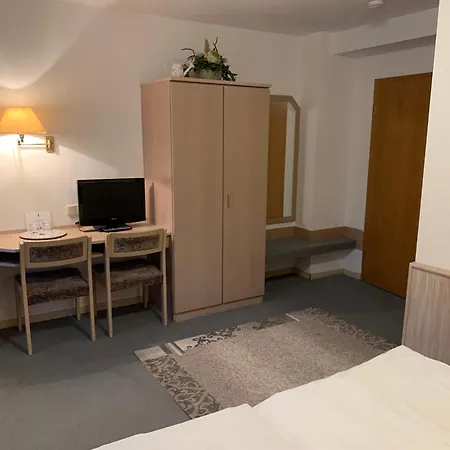 Zum Floesser Πανσιόν Neckartenzlingen