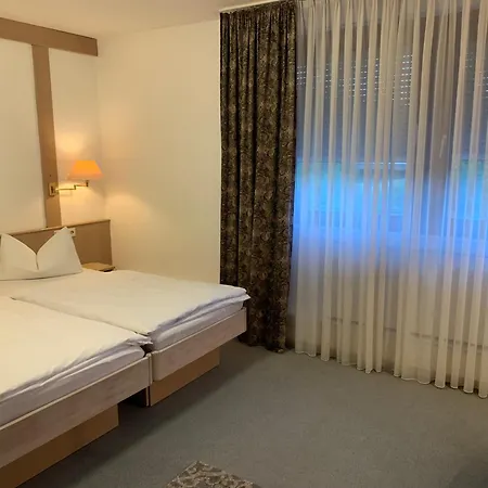 Πανσιόν Zum Floesser